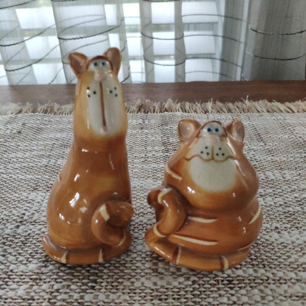Russ Berrie Whimsical Cats Shakers VTG Hand Painted Ceramic Salt and Pepper 3.5"